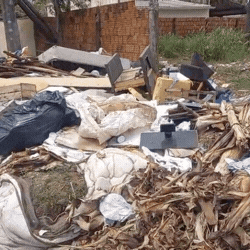 J&aacute; denunciado, terreno segue abandonado e cheio de lixo no Anache