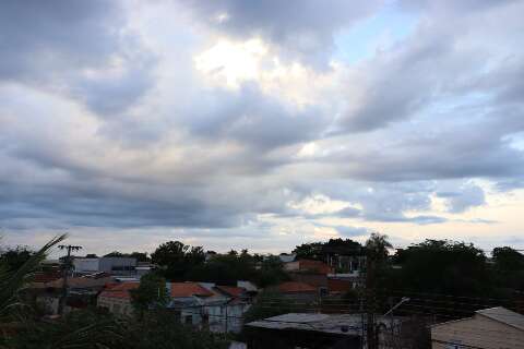 Ter&ccedil;a-feira tem previs&atilde;o de chuvas intensas e alerta vermelho de calor