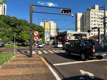 Motoristas ignoram placas e continuam fazendo convers&atilde;o na Afonso Pena 