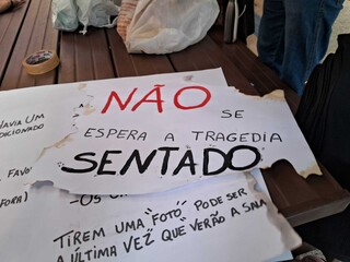 Alunos protestam contra estrutura ap&oacute;s inc&ecirc;ndio em bloco da UFMS