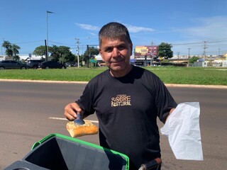 Roberto roda todo dia 10 km em bike cargueira para vender salgado 