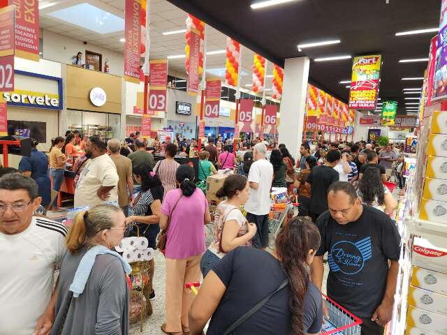 Lotado, atacadista tem espera de at&eacute; 1 hora por carrinhos no dia de inaugura&ccedil;&atilde;o