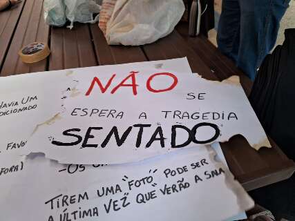 Alunos protestam contra estrutura ap&oacute;s inc&ecirc;ndio em bloco da UFMS