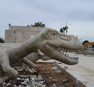 Pra&ccedil;a com dinossauros gigantes resgata passado &ldquo;Jurassic Park&rdquo; de Nioaque