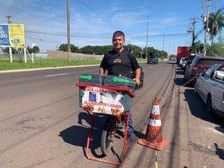 Roberto roda todo dia 10 km em bike cargueira para vender salgado 