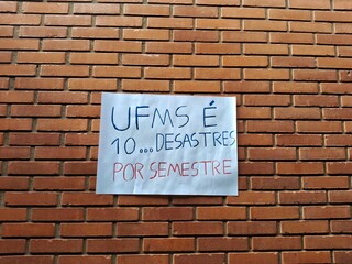 Alunos protestam contra estrutura ap&oacute;s inc&ecirc;ndio em bloco da UFMS