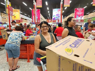Lotado, atacadista tem espera de at&eacute; 1 hora por carrinhos no dia de inaugura&ccedil;&atilde;o
