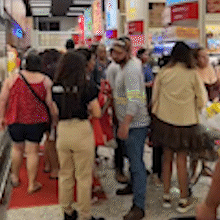 Lotado, atacadista tem espera de at&eacute; 1 hora por carrinhos no dia de inaugura&ccedil;&atilde;o