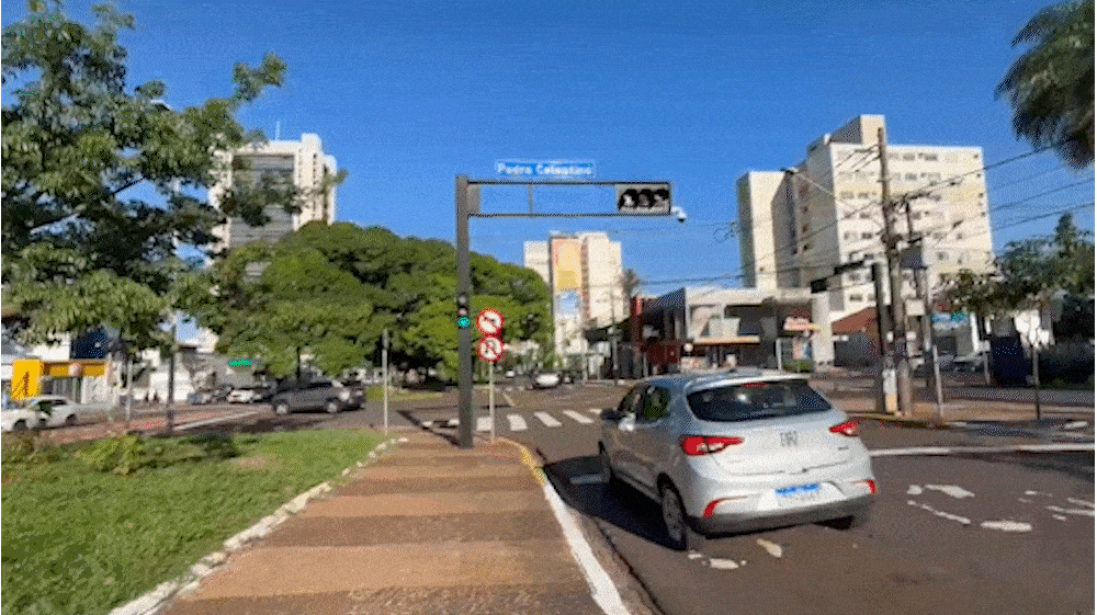Motoristas ignoram placas e continuam fazendo convers&atilde;o na Afonso Pena 