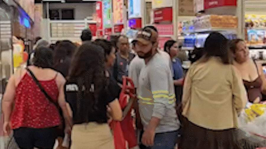 Lotado, atacadista tem espera de até 1 hora por carrinhos no dia de inauguração