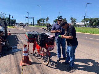 Roberto roda todo dia 10 km em bike cargueira para vender salgado 