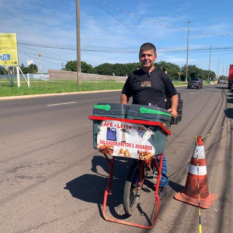 Roberto roda todo dia 10 km em bike cargueira para vender salgado 