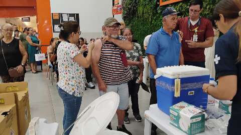 A baixa ades&atilde;o &agrave; vacina da gripe &eacute; causada principalmente por qu&ecirc;?