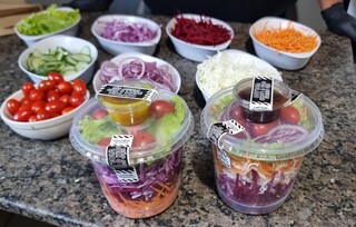 Pote de quase 1 kg de salada &eacute; sa&iacute;da para m&atilde;e ter tempo com as filhas