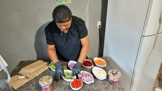 Pote de quase 1 kg de salada &eacute; sa&iacute;da para m&atilde;e ter tempo com as filhas