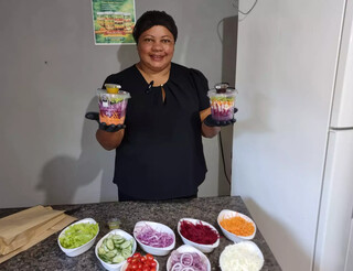 Pote de quase 1 kg de salada &eacute; sa&iacute;da para m&atilde;e ter tempo com as filhas