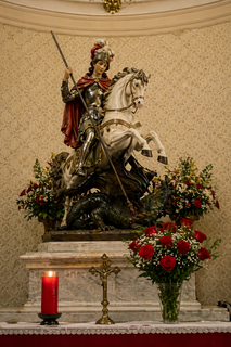 Dia de S&atilde;o Jorge leva fi&eacute;is a igrejas e terreiros em Campo Grande