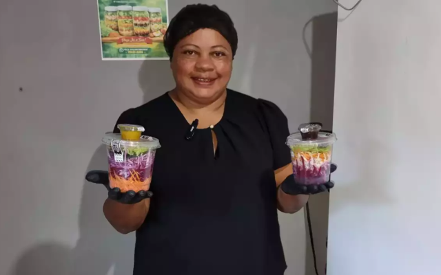 Pote de quase 1 kg de salada &eacute; sa&iacute;da para m&atilde;e ter tempo com as filhas