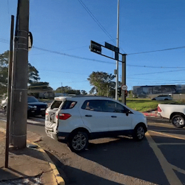 Condutor atinge carro em poste e deixa tr&acirc;nsito lento na Av. Afonso Pena 