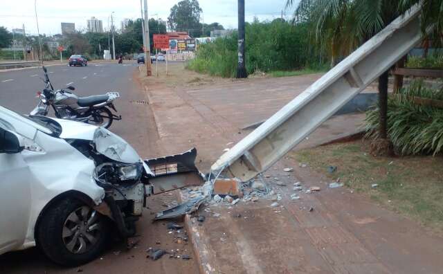 A cada 36 horas, um poste &eacute; derrubado em acidentes no Estado 