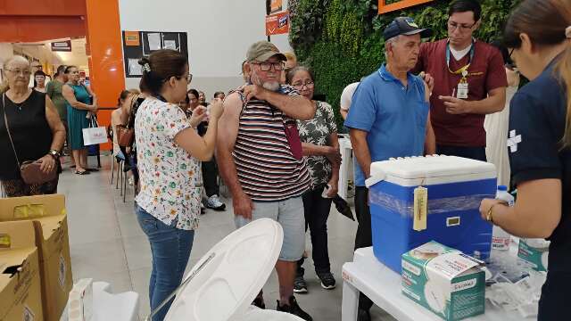 A baixa ades&atilde;o &agrave; vacina da gripe &eacute; causada principalmente por qu&ecirc;?