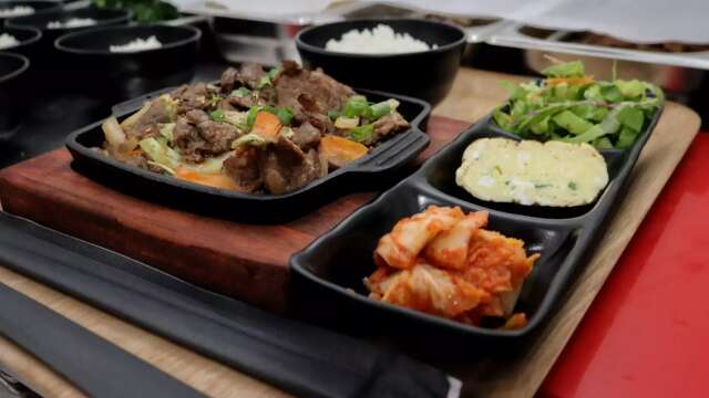 Restaurante coreano de amigos serve o que todo mundo v&ecirc; nos doramas