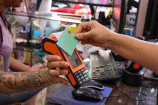 Gasta demais no cart&atilde;o de cr&eacute;dito? Receita desmistifica monitoramento de faturas