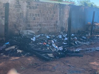 Barraco onde casal suspeito de furto foi morto a facada &eacute; incendiado