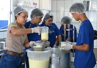 Produ&ccedil;&atilde;o artesanal toma conta da escola e antecipa clima da Festa do Queijo
