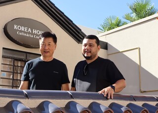 Restaurante coreano de amigos serve o que todo mundo v&ecirc; nos doramas