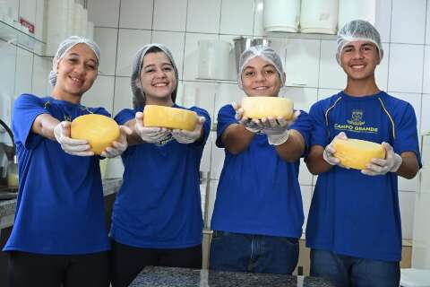 Produ&ccedil;&atilde;o artesanal toma conta da escola e antecipa clima da Festa do Queijo