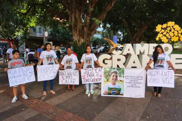 Em ato silencioso, fam&iacute;lia cobra justi&ccedil;a por morte de menino