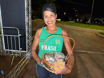 Rosinha vende brigadeiro pet para correr na Coreia do Sul
