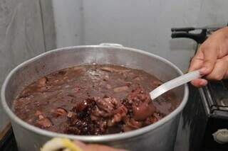 Louva&ccedil;&atilde;o a Ogum tem fogos para orix&aacute;s e feijoada servida &agrave; noite