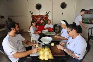 Louva&ccedil;&atilde;o a Ogum tem fogos para orix&aacute;s e feijoada servida &agrave; noite