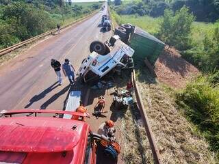 Condutor sai ileso ap&oacute;s tombar carreta ao desviar de ve&iacute;culo em Dourados