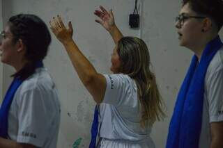 Louva&ccedil;&atilde;o a Ogum tem fogos para orix&aacute;s e feijoada servida &agrave; noite