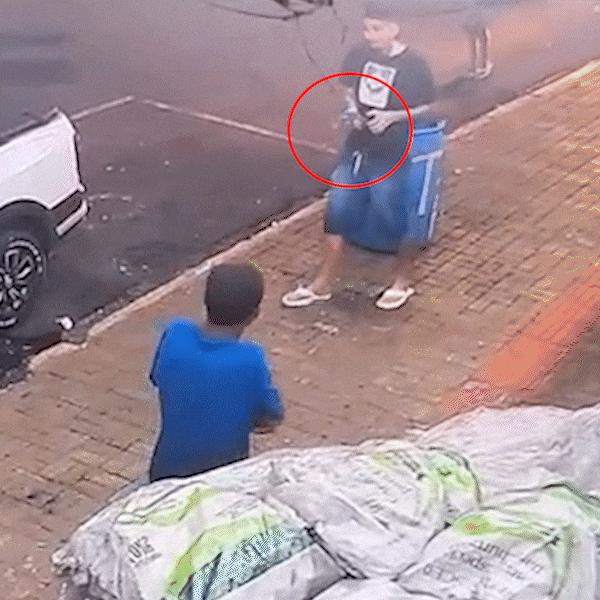 V&iacute;deo mostra momento em que estudante &eacute; executado em frente de conveni&ecirc;ncia