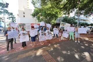 Em ato silencioso, fam&iacute;lia cobra justi&ccedil;a por morte de menino