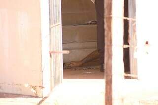 Armado com fac&atilde;o, homem morre ao avan&ccedil;ar contra policiais no Jardim Noroeste