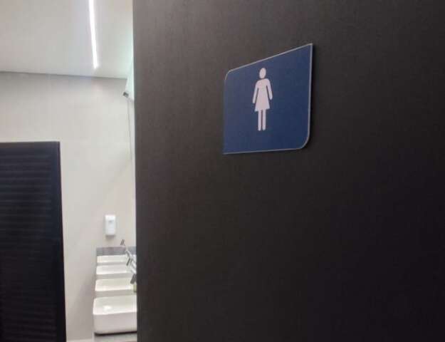 Enquete tem 76% de votos favor&aacute;veis ao veto de banheiro feminino a trans