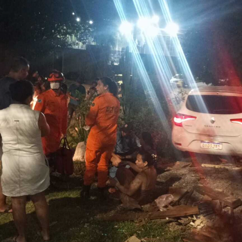 Mulher fica presa &agrave;s ferragens ap&oacute;s colis&atilde;o na Avenida Tamandar&eacute;