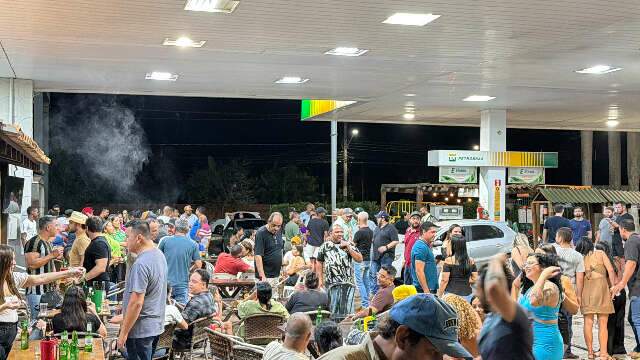 Reunindo a galera, rol&ecirc; em posto de gasolina volta a ser tend&ecirc;ncia