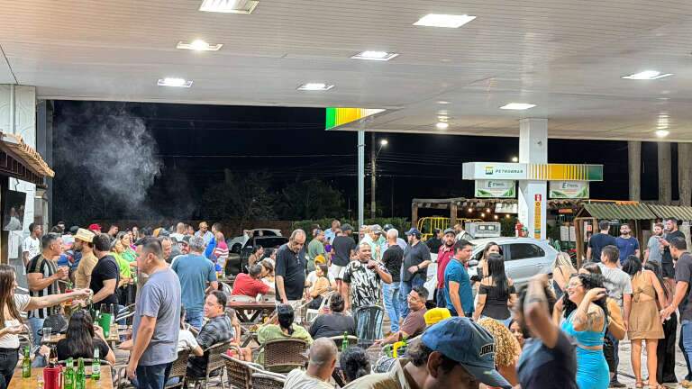 Reunindo a galera, rolê em posto de gasolina volta a ser tendência