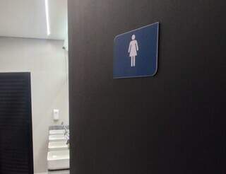 Enquete tem 76% de votos favor&aacute;veis ao veto de banheiro feminino a trans