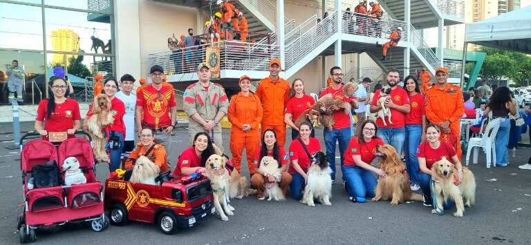 Cães dos Bombeiros encantam crianças em ação no shopping