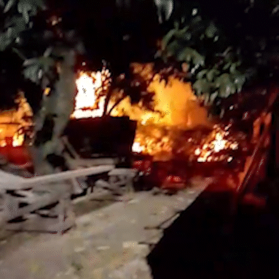 Inc&ecirc;ndio em dep&oacute;sito de madeira assusta moradores durante a madrugada