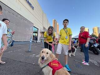 C&atilde;es dos Bombeiros encantam crian&ccedil;as em a&ccedil;&atilde;o no shopping