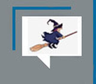 Uma bruxa, em sua vassoura, atravessa os c&eacute;us de Campo Grande