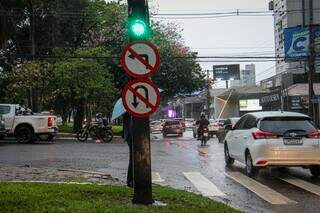 Multas passam a valer para convers&atilde;o proibida na Afonso Pena com a Rua Bahia